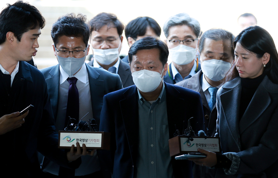 Jeong Jin-sang, center, a vice chief of staff to Lee Jae-myung, leader of the main opposition Democratic Party, arrives at the Seoul Central District Court on Nov. 18 to attend a hearing to review whether a warrant will be granted for his arrest in connection with his corruption allegations. [YONHAP]