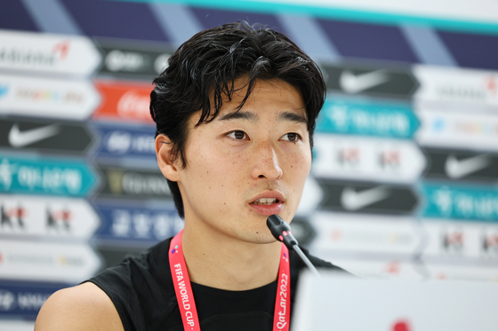Cho Gue-sung talks to reporters in Doha, Qatar on Saturday. [JOONGANG ILBO]
