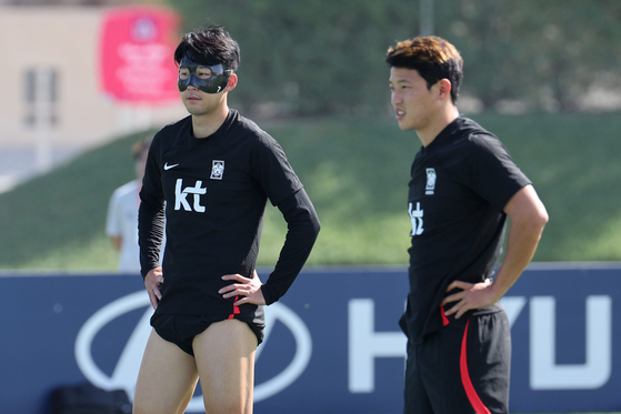 Son Heung-min, left, and Hwang Hee-chan train in Doha, Qatar on Nov. 17.  [NEWS1]