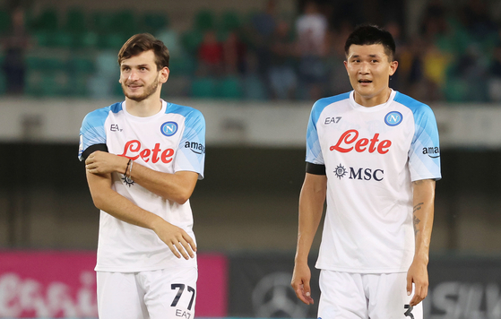 Napoli's Khvicha Kvaratskhelia, left, and Kim Min-jae celebrate the victory at the end of a Serie A match against Hellas Verona on Aug. 15. [EPA/YONHAP]