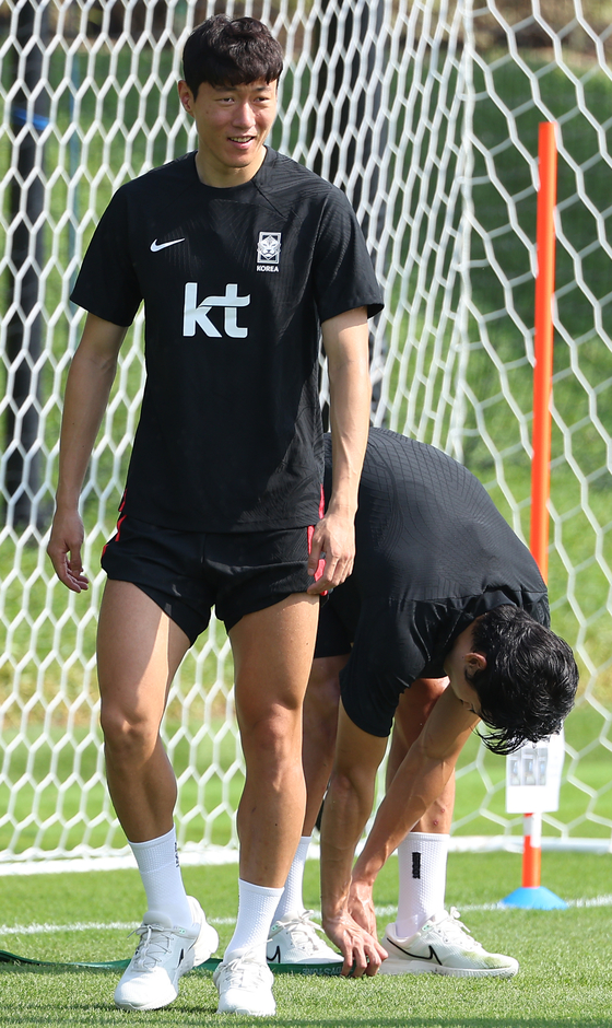 Hwang Ui-jo, left, trains with teammate Cho Gue-sung at Al Egla Training Facility in Doha, Qatar on Saturday. [YONHAP]