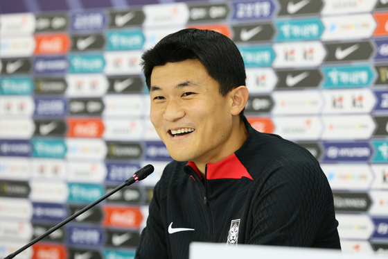 Kim Min-jae talks to reporters in Doha, Qatar on Tuesday.  [JOONGANG ILBO]