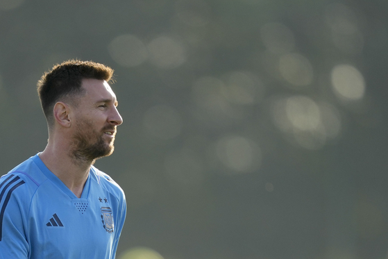 Argentina's Lionel Messi attends a training session on the eve of a Group C World Cup match against Saudi Arabia in Doha, Qatar on Monday. [AP/YONHAP]