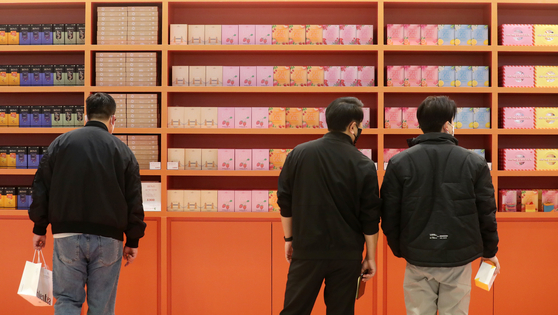 Visitors take a look at the tea and coffee products on display at the Cafe Show Seoul 2022 held at Coex, southern Seoul, on Wednesday. The event, participated in by 627 companies from 35 different countries, runs until Nov. 26. [NEWS1]