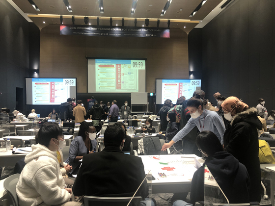Participants hold a group discussion session. [MINISTRY OF HEALTH AND WELFARE]