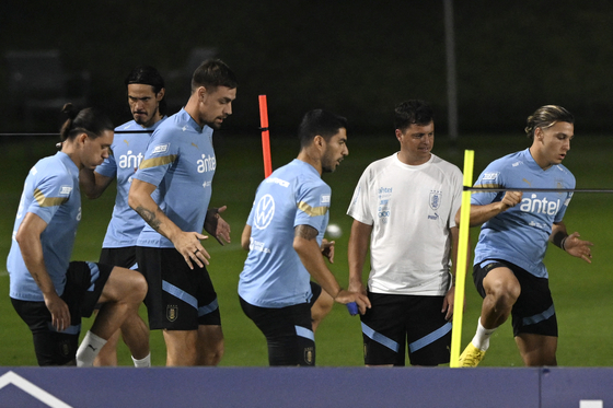 From left: Uruguay forwards Darwin Nunez and Edinson Cavani, defender Sebastian Coates, forward Luis Suarez and midfielder Agustin Canobbio attend a training session at Al Erssal training ground in Doha on Tuesday. [AFP/YONHAP]