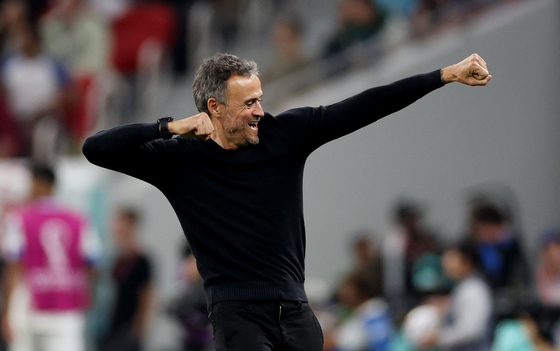 Spain coach Luis Enrique celebrates their fourth goal, scored by Ferran Torres at Al Thumama Stadium, Doha, Qatar on Wednesday. [REUTERS/YONHAP]