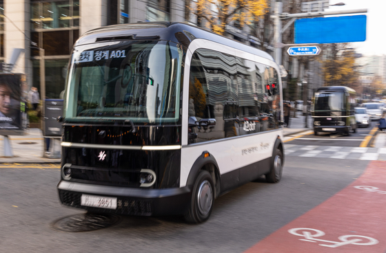 Autonomous buses will start roaming Seoul starting Friday. A total of two autonomous buses, operated by Hyundai Motor Group's autonomous transportation start-up 42dot, will drive through a 3.4-kilometer course from Cheonggye Plaza to Sewoon Plaza in central Seoul, every 20 minutes. Passengers will need to download the mobile application TAP! to reserve their spot. The service is free. The autonomous bus drives to its destination from a road near the Cheonggye Plaza on Thursday morning. [YONHAP] 