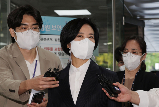 Lee Jung-geun, former deputy secretary general of the liberal Democratic Party, heads to a warrant hearing at the Seoul Central District Court in Seocho District, southern Seoul on Sept. 30. [YONHAP]