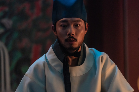 Actor Ryu Jun-yeol as a blind acupuncturist in the film ″The Owl″ [NEW]