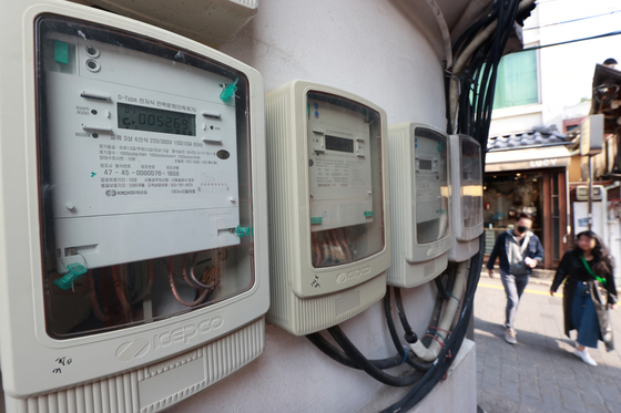 Korea's producer price index rose 0.5 percent on month in October to 120.61 due to high energy and gas prices, according to the Bank of Korea Thursday. The figure is up 7.3 percent on year. Above shows electricity meters affixed to the wall of houses in Seoul on Thursday. [YONHAP] 
