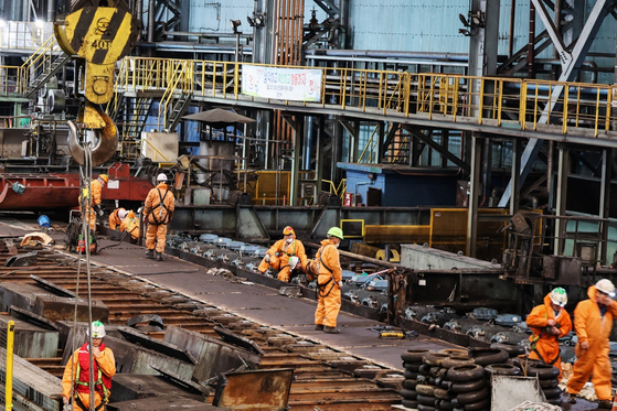 Posco employees help restore a hot rolling facility at its Pohang steel plant in North Gyeongsang on Nov. 23. [POSCO]