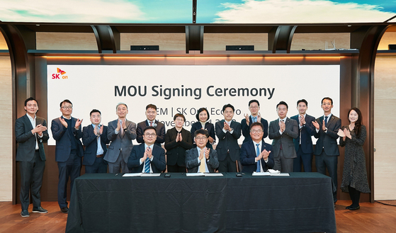 Representatives from SK On, EcoPro, and Green Eco-Manufacture, including Shin Young-kee, center in the front, vice president in charge of procurement at SK On, pose for a photo after signing an agreement on Friday at SK On's headquarters in central Seoul. [SK ON] 