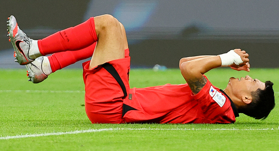 Kim Min-jae reacts after slipping while trying to chase down Darwin Nunez of Uruguay during a World Cup Group H match against Uruguay at Education City Stadium in Qatar on Thursday. [YONHAP]