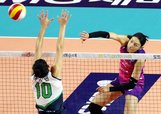 Kim Yeon-koung of the Incheon Heungkuk Life Pink Spiders, rignt, plays the ball against Suwon Hyundai Engineering & Construction Hillstate's Yaasmeen Bedart-Ghaniat at Samsan Stadium in Incheon on Friday. [YONHAP]