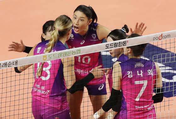Kim Yeon-koung of the Incheon Heungkuk Life Pink Spiders, center, talks to her teammates during the match against Suwon Hyundai Engineering & Construction Hillstate at Samsan Stadium in Incheon on Friday. [NEWS1]