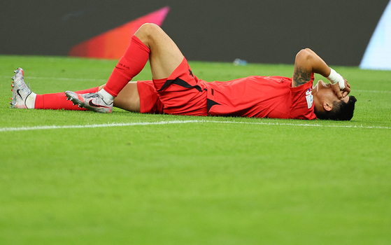 Kim Min-jae reacts after slipping while trying to chase down Darwin Nunez of Uruguay during a World Cup Group H match against Uruguay at Education City Stadium in Qatar on Thursday. [YONHAP]