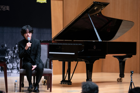 Pianist Yunchan Lim speaks during a press conference held on Monday at Kumho Art Hall Yonsei in Seodaemun District for his new album "Beethoven, Isang Yun, Barber" released under Deutsche Grammophon. [NEWS1] 