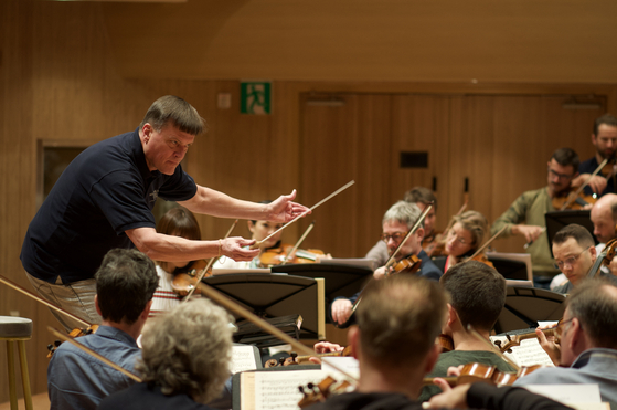 Maestro Christian Thielemann conducts the orchestra during a rehearsal on Nov. 26 at the concert hall of the Bucheon Art Center in Gyeonggi. [FABIAN SCHAFER] 