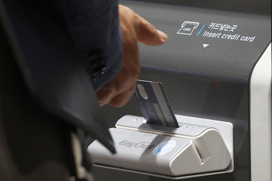 A shopper pays with a credit card at an unmanned shop in Seoul on July 26, 2022. [YONHAP]