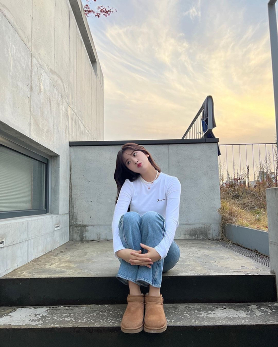 IVE's An Yu-jin wears classic ultra mini UGG boots in chestnut [SCREEN CAPTURE]