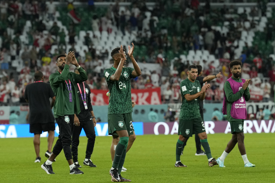 Saudi Arabia players applaud fans at the end of the World Cup group C football match between Poland and Saudi Arabia, at the Education City Stadium in Al Rayyan , Qatar on Nov. 26. [AP/YONHAP]
