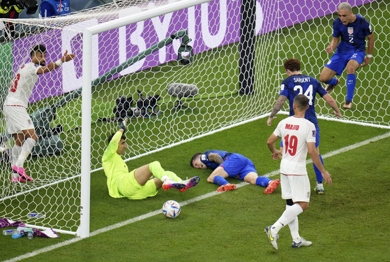 Christian Pulisic, center, of the United States is injured during the Group B match between Iran and the United States at the 2022 FIFA World Cup at Al Thumama Stadium in Doha, Qatar on Tuesday. [XINHUA/YONHAP]