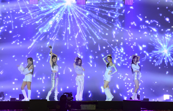 Girl group KARA, who came back with full members for the first time in over seven years, perform at the first day of the two-day 2022 Mnet Asian Music Awards held at the Kyocera Dome Osaka in Osaka on Nov. 29. [MNET]