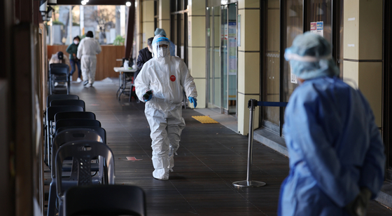 Medical staff at a Covid-19 testing center in Songpa District, southern Seoul, on Wednesday [YONHAP]