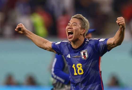 Japan's Takuma Asano celebrates qualifying for the knockout stages after the Group E match between Japan and Spain at Khalifa International Stadium, Doha, Qatar on Thursday. [REUTERS/YONHAP]