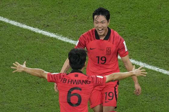 Kim Young-gwon, right, celebrates with teammate Hwang In-beom after scoring Korea's first goal during the Group H match between Korea and Portugal at the 2022 FIFA World Cup at Education City Stadium in Al Rayyan, Qatar on Friday. [AP/YONHAP]