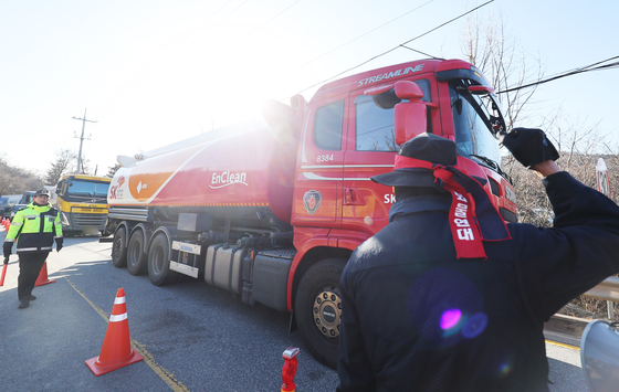 Members of the Cargo Truckers Solidarity shout slogans in front of the Daehan Oil Pipeline Corporation building in Seongnam, Gyeonggi on Nov. 30, 2022. [YONHAP]