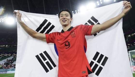 Cho Gue-sung holds up a Korean flag after the match against Portugal on Friday. [SCREEN CAPTURE]