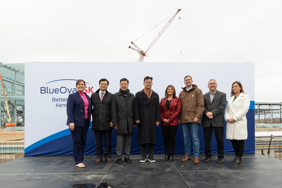 Second from left: David Hahm, CEO of BlueOval SK, Jee Dong-seob, CEO of SK On, Chey Jae-won, executive vice chairman of SK Group, Liliana Ramirez, Ford Motor Company’s global director of workforce development, Andy Beshear, governor of Kentucky and Dave Nowicki, Ford Motor Company’s director of manufacturing pose for a photo at the ground breaking ceremony of the Kentucky battery plant on Monday. [SK ON]
