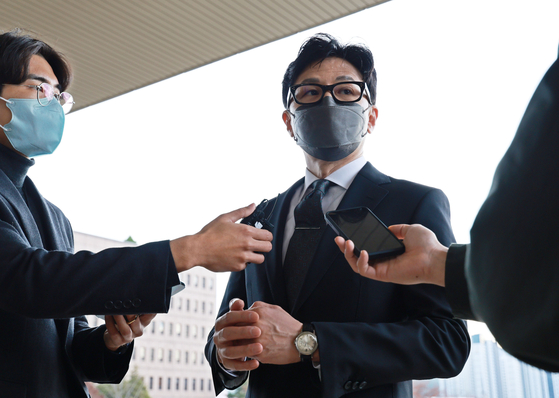 Justice Minister Han Dong-hoon, center, answers questions from the press in front of the ministry headquarters in Gwacheon, Gyeonggi, on Nov. 28. [YONHAP] 