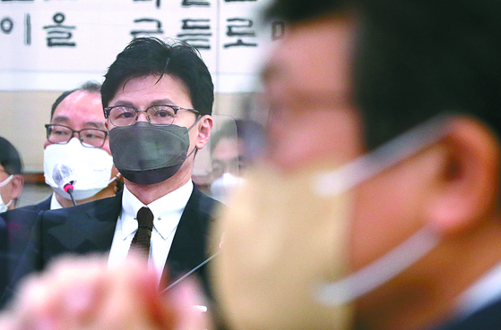 Justice Minister Han Dong-hoon, left, looks at Democratic Party Rep. Kim Eui-kyeom, right, during a parliamentary judiciary committee session at the National Assembly in Yeouido, western Seoul, Wednesday. [NEWS]