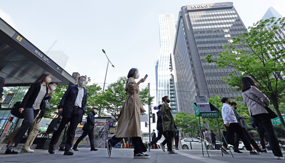 Workers seen at Yeouido, western Seoul, last May [YONAHP]