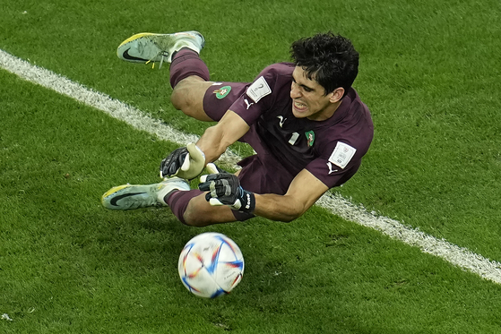 Morocco's goalkeeper Yassine Bounou saves a penalty kick during a World Cup round of 16 match between Morocco and Spain at Education City Stadium in Al Rayyan, Qatar on Tuesday.  [AP/YONHAP]