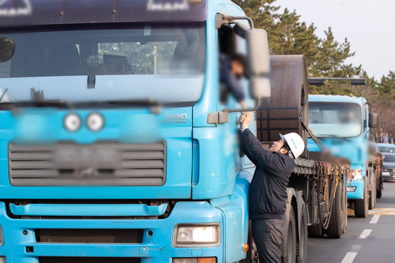 Won Hee-ryong, minister of land, infrastructure and transport, thanks a truck driver transporting products from Posco's Pohang Steel Mill on Wednesday. [NEWS1]