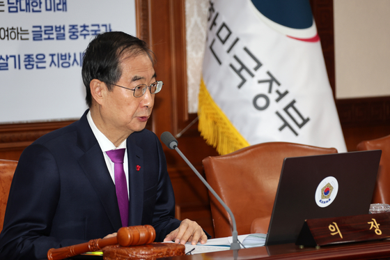 Prime Minister Han Duck-soo speaks at a Cabinet session at the Seoul government complex on Thursday. [YONHAP]