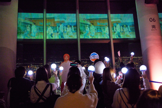 Fans take pictures at the Tokyo Skytree as part of HYBE's “Seventeen Be the Sun the City” event [HYBE]