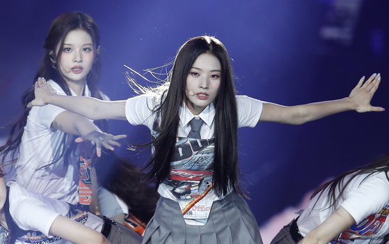 Jinni, center, performs on stage at ″K-pop Super Live″ at a stadium in Songpa District, southern Seoul, on Aug. 11. [NEWS1]