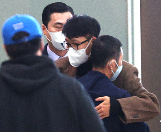 Son Heung-min, right, embraces his father Son Woong-jung at Incheon International Airport on Tuesday morning before jetting off to London to rejoin his Premier League club Tottenham Hotspur. [YONHAP]
