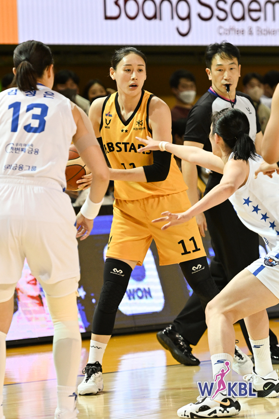 Kang Lee-seul of the KB Stars plays the ball against Samsung Life Blueminx on Monday at Cheongju Gymnasium in Cheongju, North Chungcheong. [WKBL]