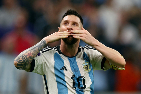 Argentina's Lionel Messi celebrates after Julian Alvarez scores their third goal during the World Cup semifinal match between Argentina and Croatia at the Lusail Stadium in Lusail, Qatar, on Tuesday. [REUTERS/YONHAP]