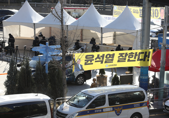 Visitors and media personnel are seen at the memorial altar opened at Itaewon Plaza in Yongsan District, central Seoul, on Wednesday. [NEWS1]