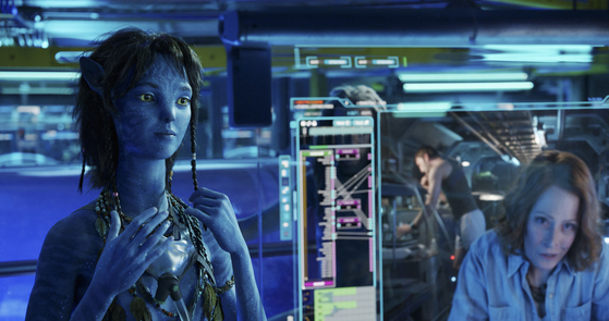 Sigourney Weaver, who portrayed Dr. Grace Augustine in “Avatar” (2009), this time portrays Kiri, Jake and Neytiri’s adopted teenage daughter. Dr. Grace Augustine is Kiri’s biological mother. [THE WALT DISNEY COMPANY KOREA]