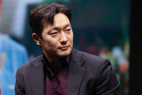 Son Suk-ku introduces his character Seung-hoon at a local press event to promote Disney+'s original drama series "Big Bet" at JW Marriott Dongdaemun Square Seoul in eastern Seoul on Wednesday. [YONHAP]