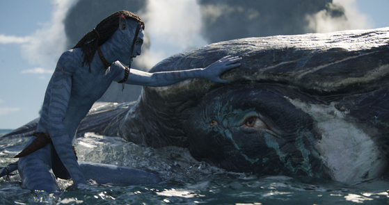 Lo’ak, Jake and Neytiri’s second son, bonds with the sea creatures of Pandora. Lo’ak is portrayed by Britain Dalton. [THE WALT DISNEY COMPANY KOREA]
