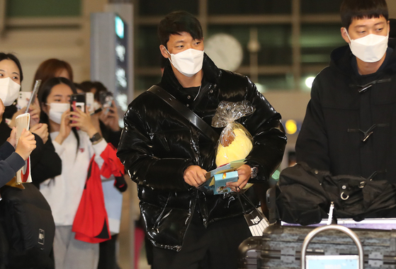 Hwang Hee-chan greets fans at Incheon International Airport as he departed for Spain on Saturday evening. [NEWS1]